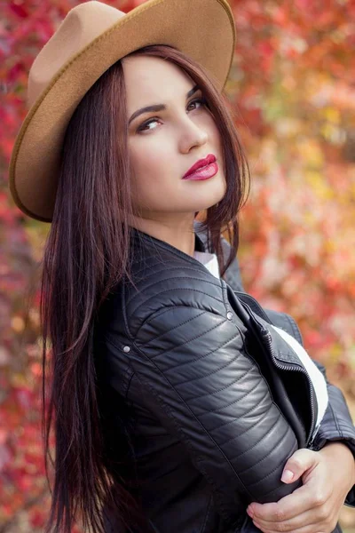 Mulher bonita nova em um chapéu e jaqueta no parque de outono. Outono quente. Retrato de outono de uma menina feliz. Jovem feliz walkin — Fotografia de Stock