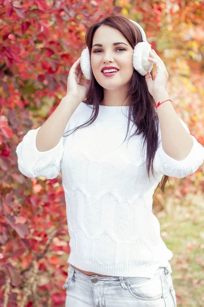 Mutlu genç kadın renkli bir sonbahar Park'ta yürüyordunuz. Kız sonbahar ormanın içinde. Sıcak Sonbahar.