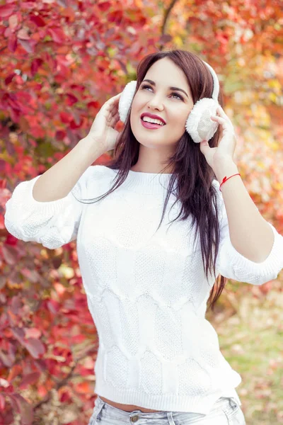 Happy young woman walking in a colorful autumn park. Girl in the autumn forest. Warm autumn. — Stock Photo, Image