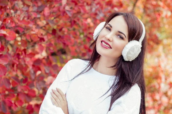 Happy young woman walking in a colorful autumn park. Girl in the autumn forest. Warm autumn. — Stock Photo, Image