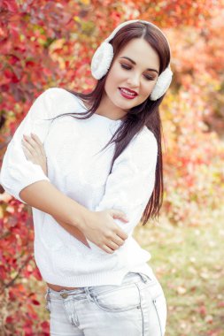 Mutlu genç kadın renkli bir sonbahar Park'ta yürüyordunuz. Kız sonbahar ormanın içinde. Sıcak Sonbahar.