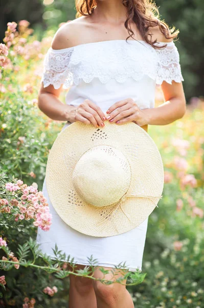 Jeune belle femme se promène dans le parc fleuri. Portrait d'une jeune femme. Bonne fille. Été . — Photo