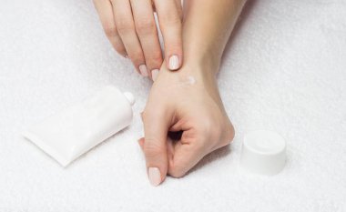 Kız bir el kremi alır. Güzel eller ve el kremi.