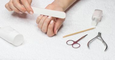 Kadın manikür yapıyor. Güzel eller.