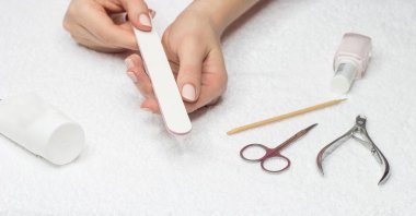 Kadın manikür yapıyor. Güzel eller.