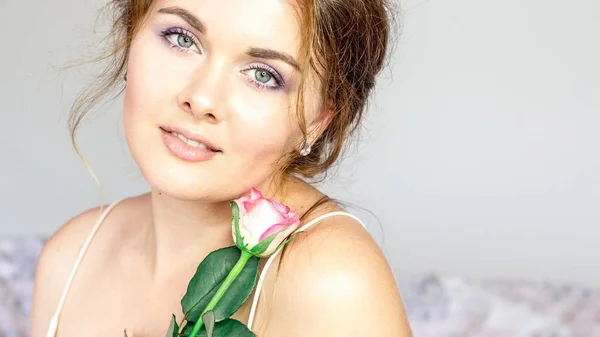 Porträtt av en ung vacker kvinna. Bruden. Glad tjej. Makeup. — Stockfoto