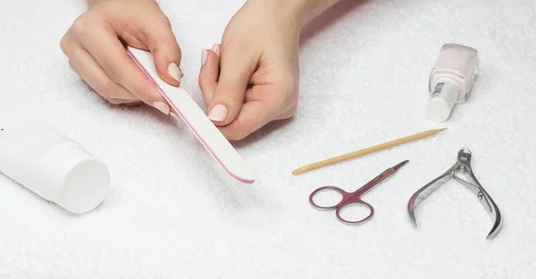 Vrouw maakt een manicure. Prachtige vrouwelijke handen. — Stockfoto