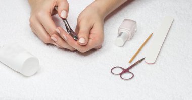 Kadın manikür yapıyor. Güzel eller.