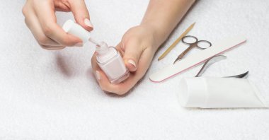 Kadın manikür yapıyor. Güzel eller.