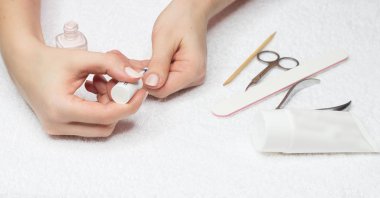 Kadın manikür yapıyor. Güzel eller.