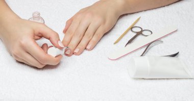 Kadın manikür yapıyor. Güzel eller.