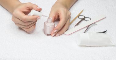 Kadın manikür yapıyor. Güzel eller.