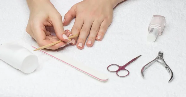 Woman makes a manicure. Beautiful female hands. — Stock Photo, Image