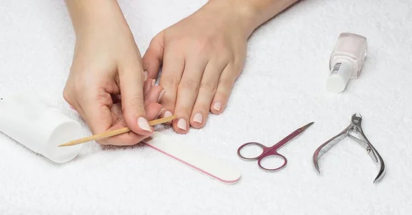 Una donna fa una manicure. Belle mani femminili . — Foto Stock