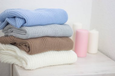 Örme şeyler. Kazak ahşap bir masaya yalan söylüyorsun. Mumlar. Sonbahar. Rahat.