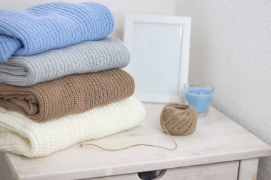 Örme şeyler. Kazak ahşap bir masaya yalan söylüyorsun. Mumlar. Sonbahar. Rahat.