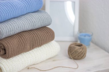 Örme şeyler. Kazak ahşap bir masaya yalan söylüyorsun. Mumlar. Sonbahar. Rahat.