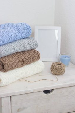 Örme şeyler. Kazak ahşap bir masaya yalan söylüyorsun. Mumlar. Sonbahar. Rahat.