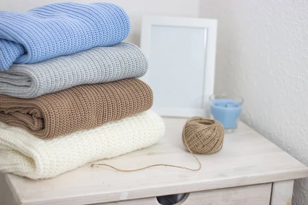 Örme şeyler. Kazak ahşap bir masaya yalan söylüyorsun. Mumlar. Sonbahar. Rahat.