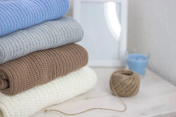 Örme şeyler. Kazak ahşap bir masaya yalan söylüyorsun. Mumlar. Sonbahar. Rahat.