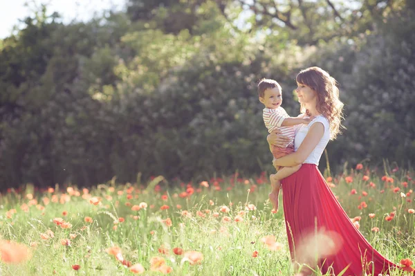 Een prachtige familie loopt in een Descriptie.... Er loopt een jonge moeder met een zoontje. Zomer. Lente. — Stockfoto