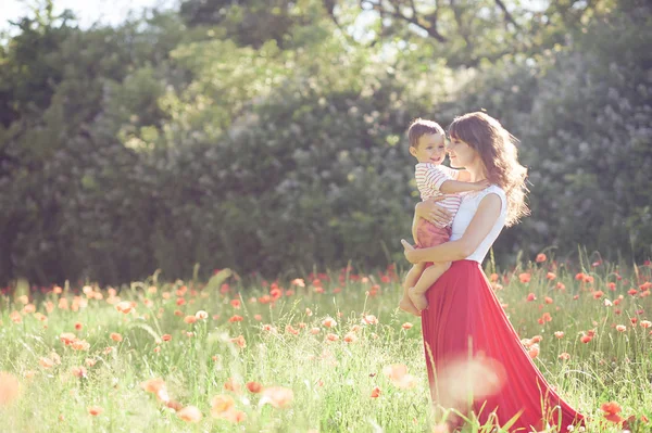 Een prachtige familie loopt in een Descriptie.... Er loopt een jonge moeder met een zoontje. Zomer. Lente. — Stockfoto