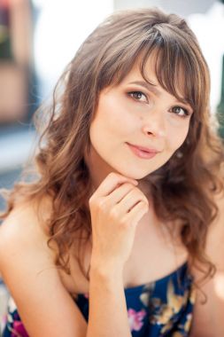 Güzel genç kadın bir kafede oturuyor. Bir kız kahve içer ve tatlı yiyor. Genç bir kadın şehirde yürüyüş.