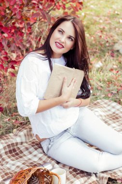 Sonbahar güzel bir genç kadının portresi. Mutlu genç kadın sonbahar Park'ta yürüyordunuz. Genç kadın sonbahar ormanda dinleniyor. Kız