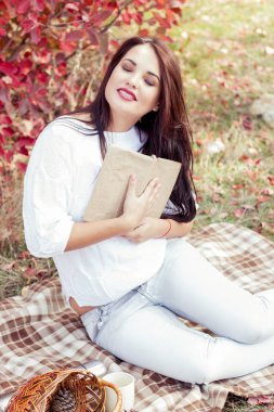 Sonbahar güzel bir genç kadının portresi. Mutlu genç kadın sonbahar Park'ta yürüyordunuz. Genç kadın sonbahar ormanda dinleniyor. Kız