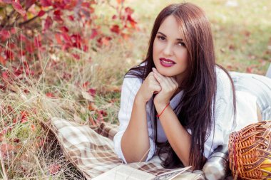 Sonbahar güzel bir genç kadının portresi. Mutlu genç kadın sonbahar Park'ta yürüyordunuz. Genç kadın sonbahar ormanda dinleniyor. Kız