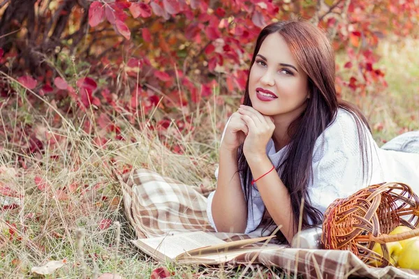 Sonbahar güzel bir genç kadının portresi. Mutlu genç kadın sonbahar Park'ta yürüyordunuz. Genç kadın sonbahar ormanda dinleniyor. Kız