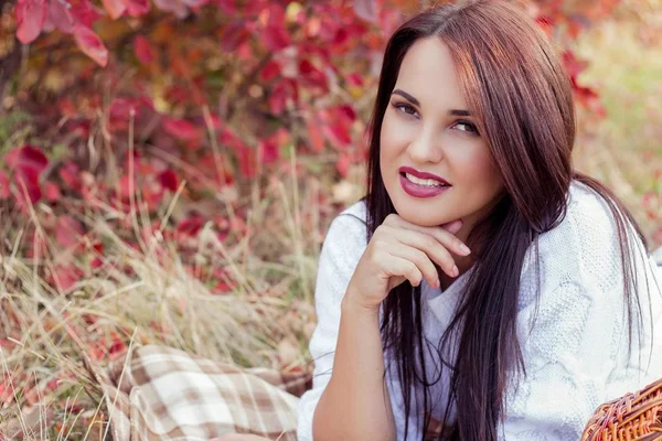 Sonbahar güzel bir genç kadının portresi. Mutlu genç kadın sonbahar Park'ta yürüyordunuz. Genç kadın sonbahar ormanda dinleniyor. Kız