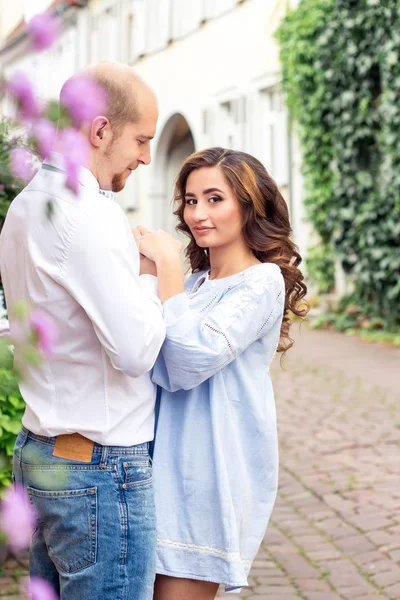 Una coppia amorevole sta passeggiando per la città. Autunno caldo. Estate. Primavera. Una coppia felice. Matrimonio. Amore. . — Foto Stock