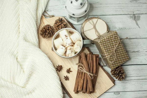 Weihnachtsstimmung. Zimt. Weihnachtsdekoration. Plaid, ein Tablett, ein Becher heißen Kakao, Marshmallows. Gemütlich. Geschenk. Weihnachtsschachtel. — Stockfoto