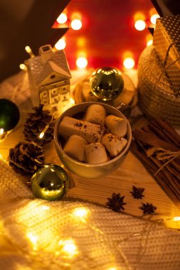 Noel ışıkları. Sıcak kakao, marshmelow, vanilya, tarçın. Noel süsleri. Şenlikli ruh hali. Rahat.