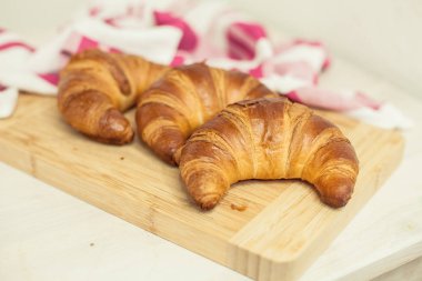 Ay çöreği. Çörekler ahşap bir gemide vardır. Pişirme. Tatlılar.
