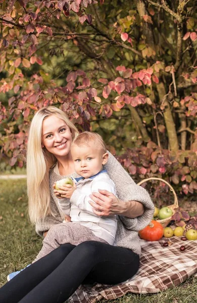 Piękna młoda Mama i syn młody chodzić. Mama i syn młody chodzić w jesieni Park. Ciepłe jesienne. Piknik. — Zdjęcie stockowe