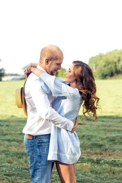 Una coppia amorevole sta camminando per i campi. Autunno caldo. Estate. Primavera. Una coppia felice. Matrimonio. Amore. . — Foto Stock