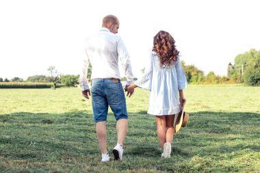 Sevgi dolu bir çift alanları etrafında yürüyor. Sıcak sonbahar. Yaz. Bahar. Mutlu çift. Düğün. Aşk.