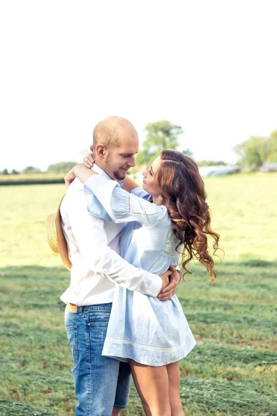 Una pareja amorosa está caminando por los campos. Otoño cálido. Verano. Primavera. Una pareja feliz. Boda. Amor. . — Foto de Stock