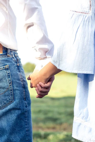 Una coppia amorevole sta camminando per i campi. Autunno caldo. Estate. Primavera. Una coppia felice. Matrimonio. Amore. . — Foto Stock