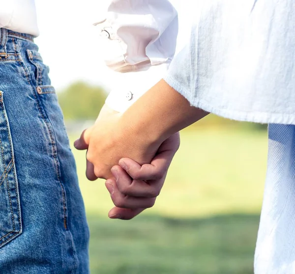 Una coppia amorevole sta camminando per i campi. Autunno caldo. Estate. Primavera. Una coppia felice. Matrimonio. Amore. . — Foto Stock