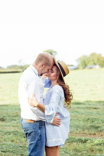 Una coppia amorevole sta camminando per i campi. Autunno caldo. Estate. Primavera. Una coppia felice. Matrimonio. Amore. . — Foto Stock