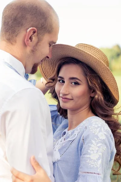 Pasangan yang penuh kasih berjalan di sekitar ladang. Musim gugur yang hangat. Musim panas. Musim semi. Pasangan bahagia. Pernikahan. Cinta . — Stok Foto