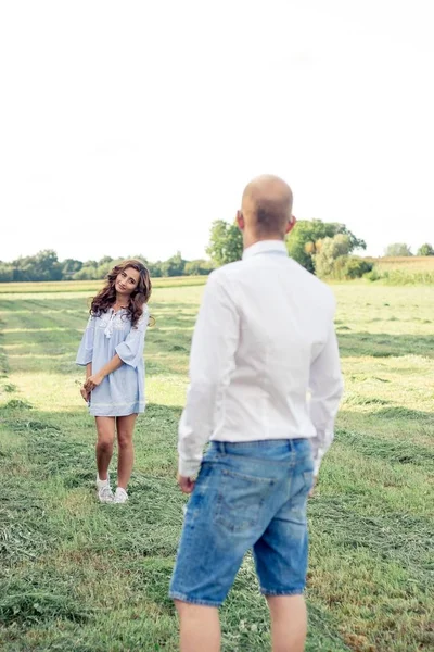 Una coppia amorevole sta camminando per i campi. Autunno caldo. Estate. Primavera. Una coppia felice. Matrimonio. Amore. . — Foto Stock