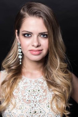 Genç güzel sarışın Abiye siyah bir arka plan olarak portresi. Tatil. Parlak makyaj. Noel. Yeni yıl. Moda.