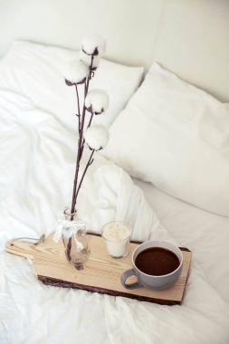 Yatakta sonbahar rahat kahvaltı. Romantik kahvaltı. Pamuk, bir fincan sıcak kahve, bir mum. Sonbahar zevkli. Kahvaltı tepsisiyle yatağım. Sonbahar.