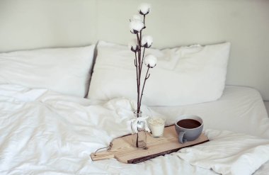 Yatakta sonbahar rahat kahvaltı. Romantik kahvaltı. Pamuk, bir fincan sıcak kahve, bir mum. Sonbahar zevkli. Kahvaltı tepsisiyle yatağım. Sonbahar.