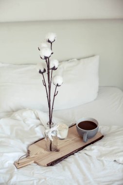 Yatakta sonbahar rahat kahvaltı. Romantik kahvaltı. Pamuk, bir fincan sıcak kahve, bir mum. Sonbahar zevkli. Kahvaltı tepsisiyle yatağım. Sonbahar.