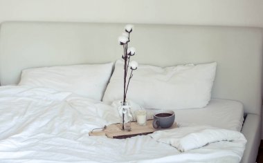 Yatakta sonbahar rahat kahvaltı. Romantik kahvaltı. Pamuk, bir fincan sıcak kahve, bir mum. Sonbahar zevkli. Kahvaltı tepsisiyle yatağım. Sonbahar.